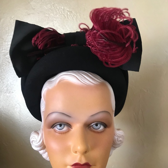 ENCHANTING 1940s' BLACK FELT BERET WITH BURGUNDY OSTRICH FEATHER + FABRIC BOW - Picture 11 of 13